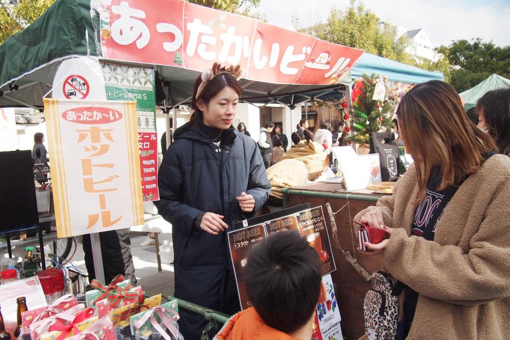 伊丹クリスマスマーケットで販売しているホットビールを買うお客さん