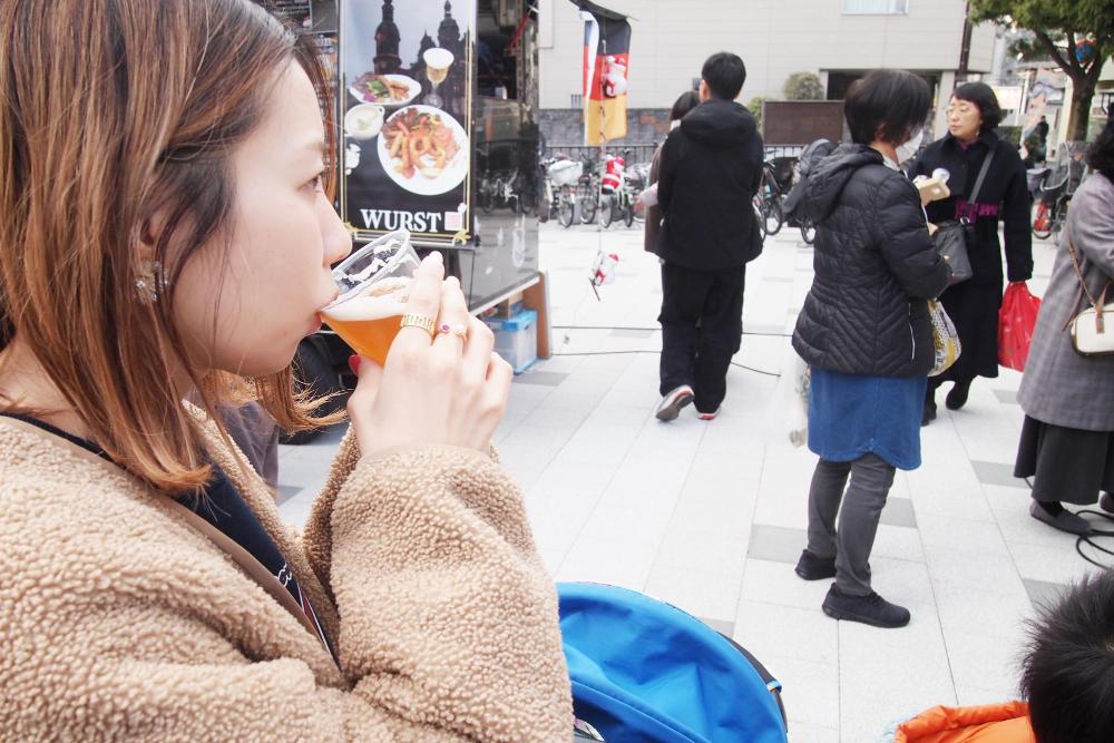 伊丹クリスマスマーケットで販売していたホットビールを飲むおきゃくさん