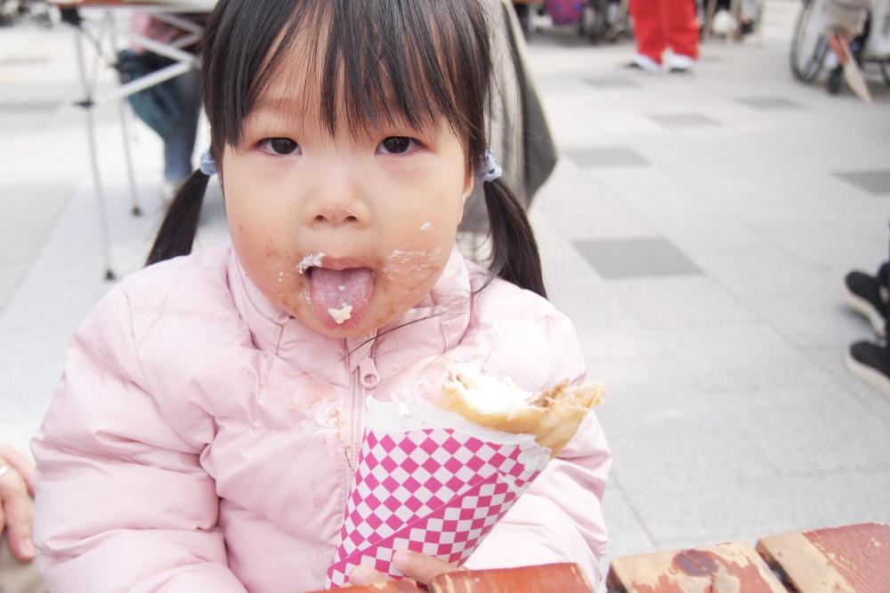 伊丹クリスマスマーケットでクレープ食べる子供