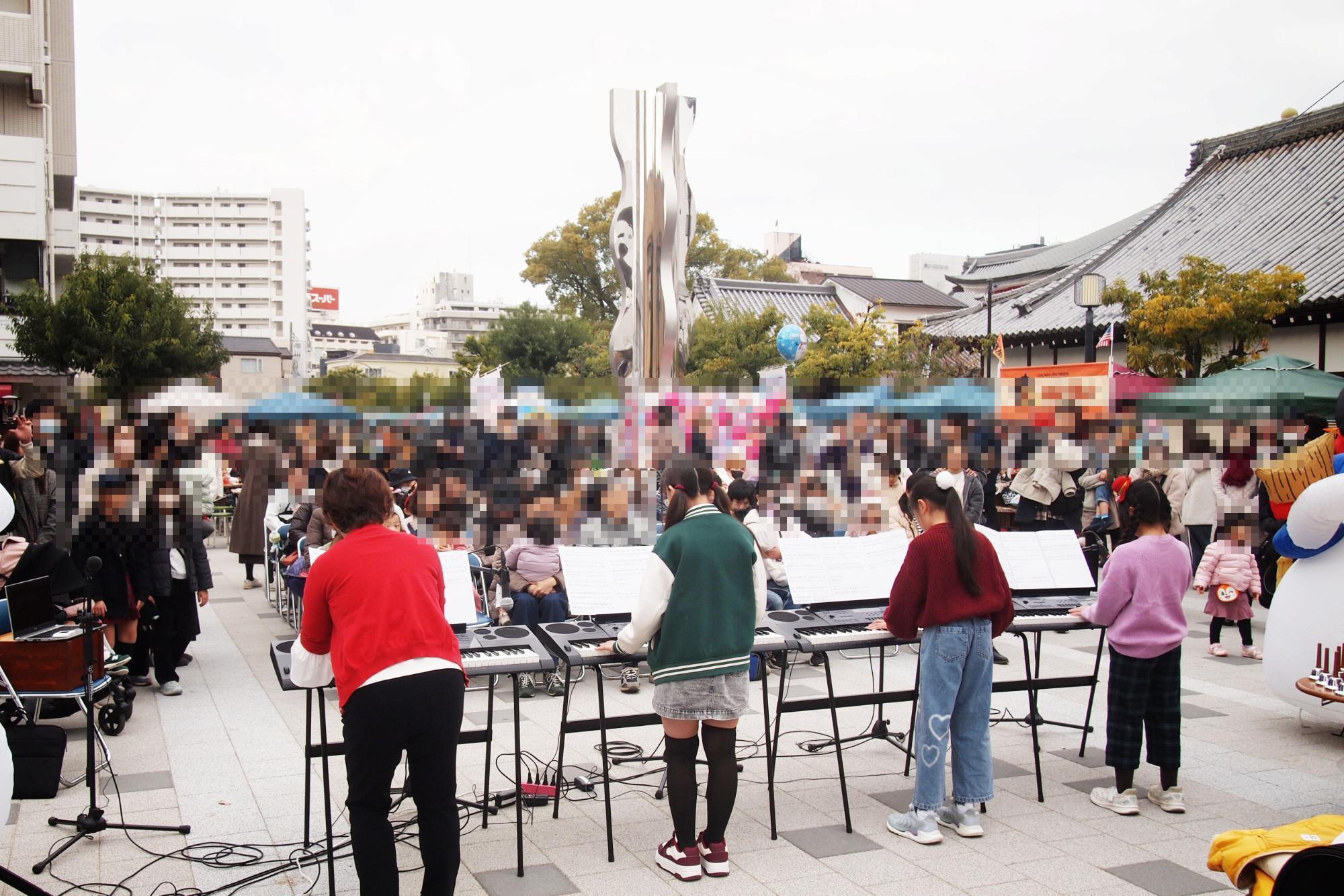 伊丹クリスマスマーケットで音楽を演奏をするこどもたち