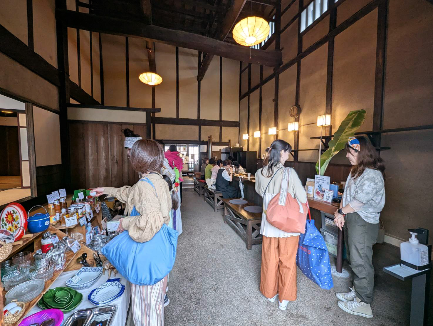いたみみゅーじあむでおこなわれているイベントでかいものをする女性