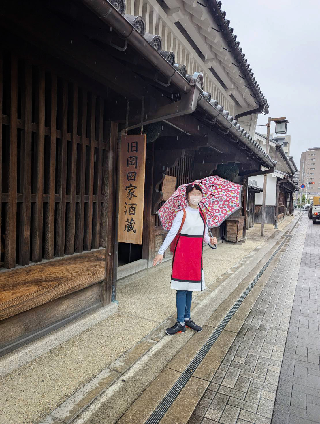 きゅうおかだけじゅうたくまえでかさをさしながらぽーずをとるおんなのこ