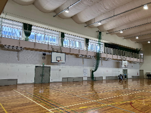 エアコンが設置された神津小学校の体育館