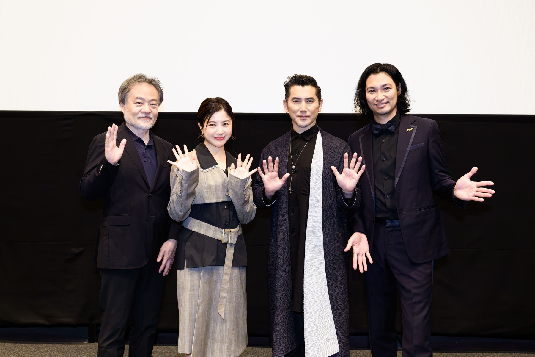 TOHOシネマズ伊丹の檀上に並び立つ本木雅弘さん・吉高由里子さんほか