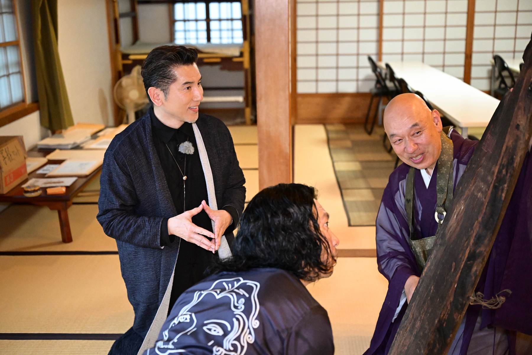 荒村寺で住職から話を聞く本木さんら