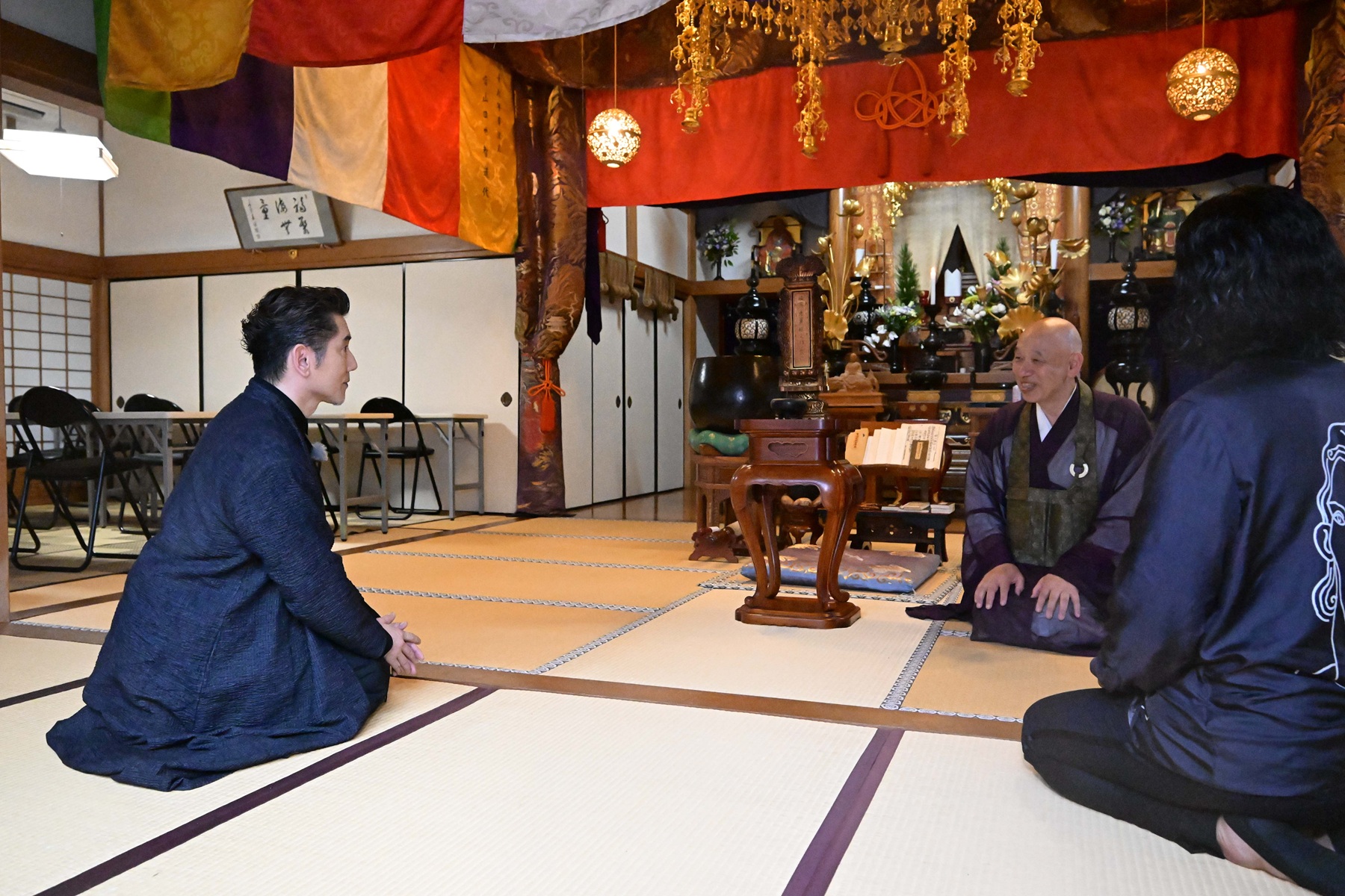 荒村寺で住職から話を聞く本木さんら