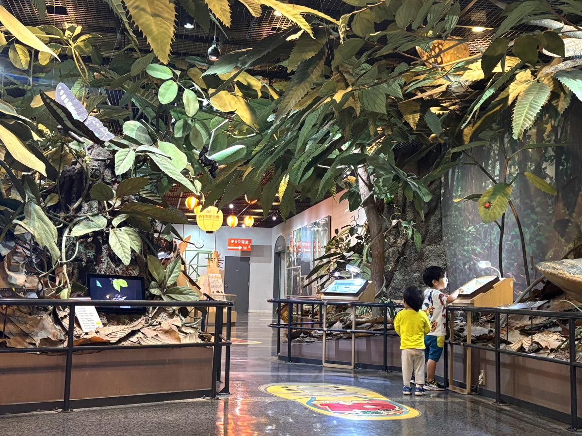 こんちゅうかんのむしのてんじをみるおとこのこ2人