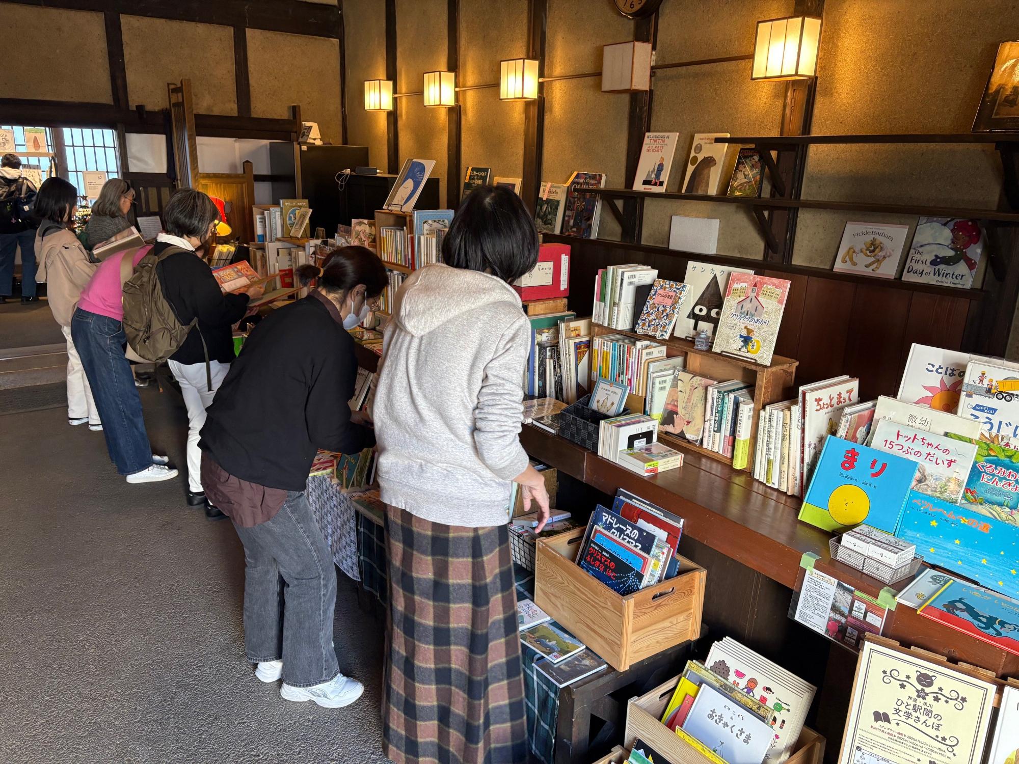 郷町〇店で本を見るお客様
