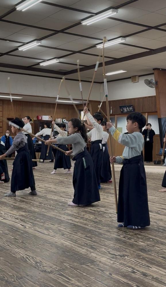 親子でなぎなた教室 みんなで面の練習