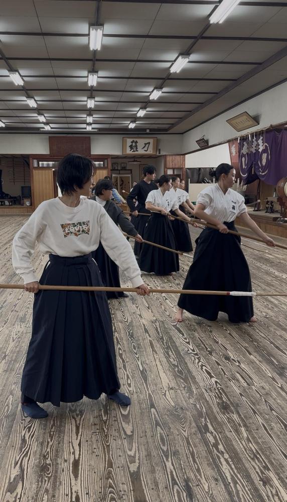 親子でなぎなた教室 なぎなたを真剣にふる親