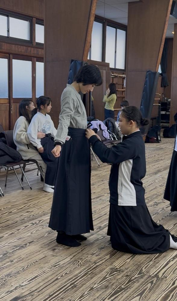 親子でなぎなた教室 袴を着る親