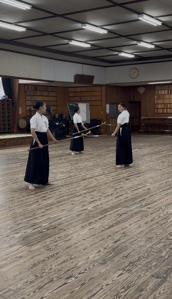 親子でなぎなた教室 市高生による演技