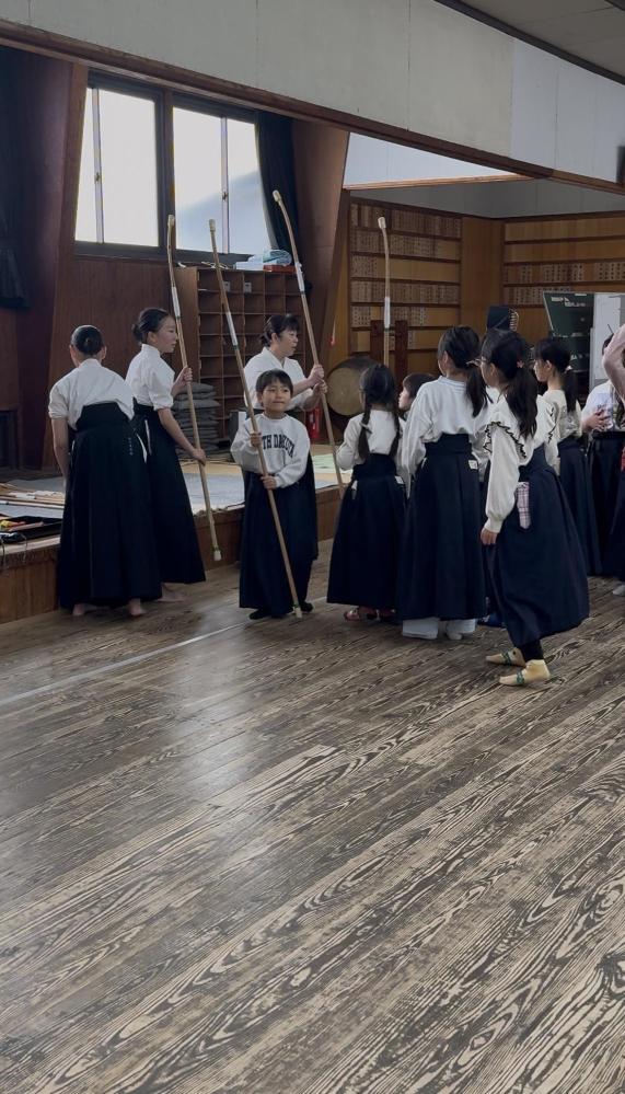 親子でなぎなた教室 なぎなたを受け取る子供