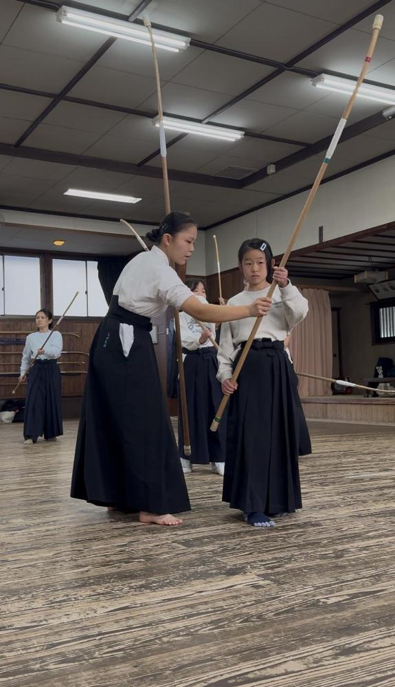 親子でなぎなた教室 学生に教えてもらう子ども