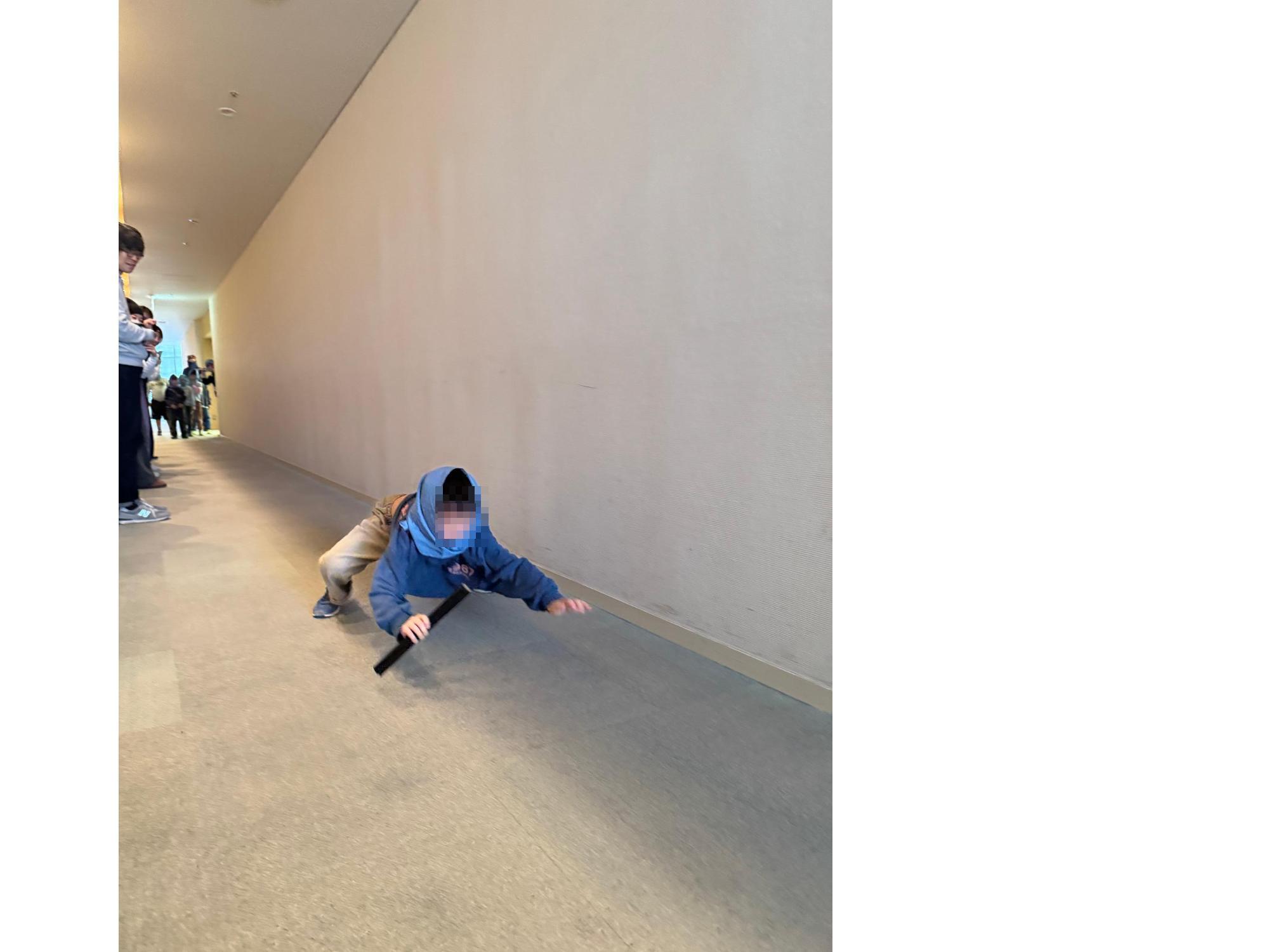 なりきり忍者イベントで習得した犬足で廊下を飛ぶ子供