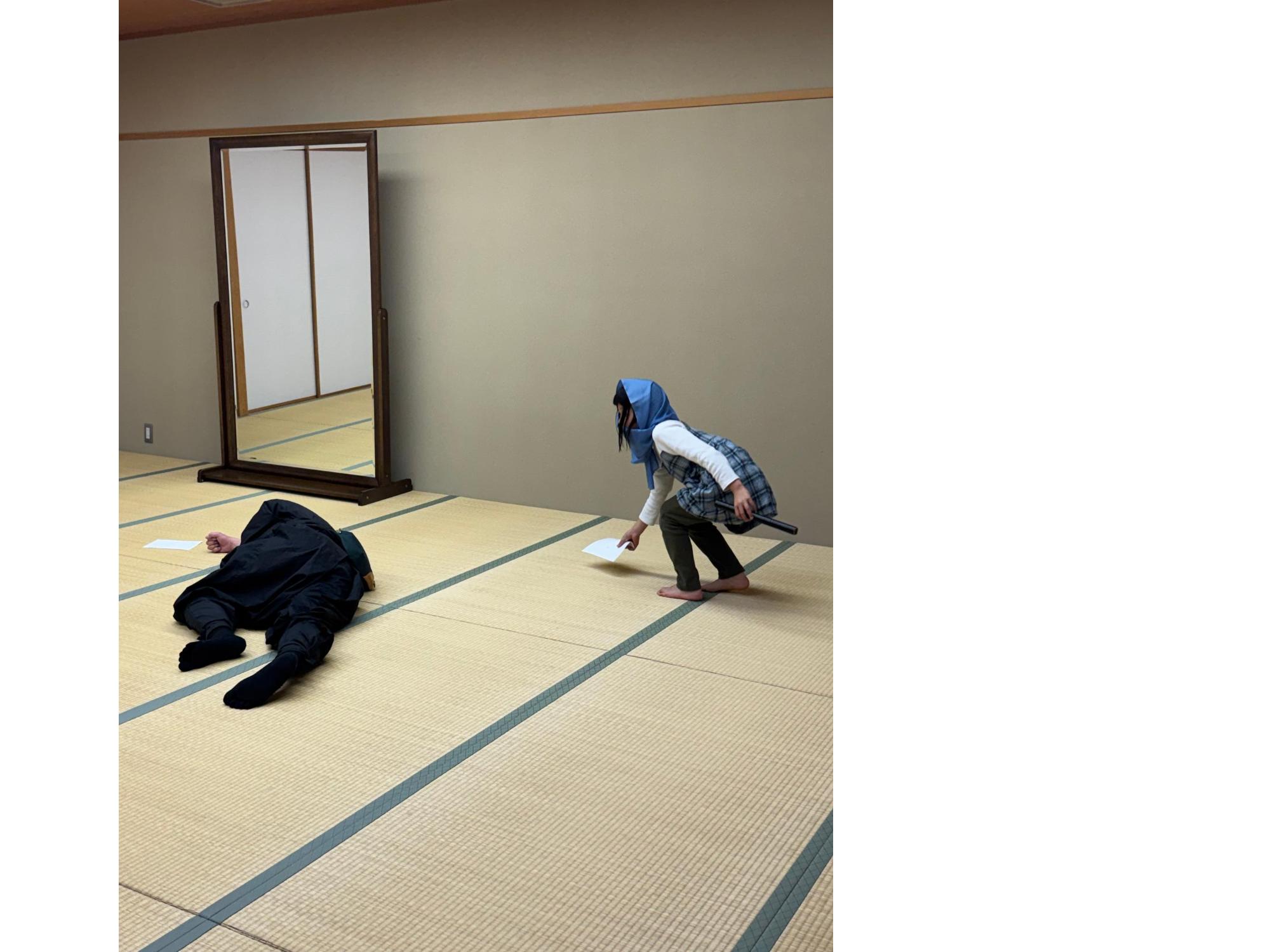 なりきり忍者イベントでりい忍者のまわりにおいてある紙をつかむ女の子