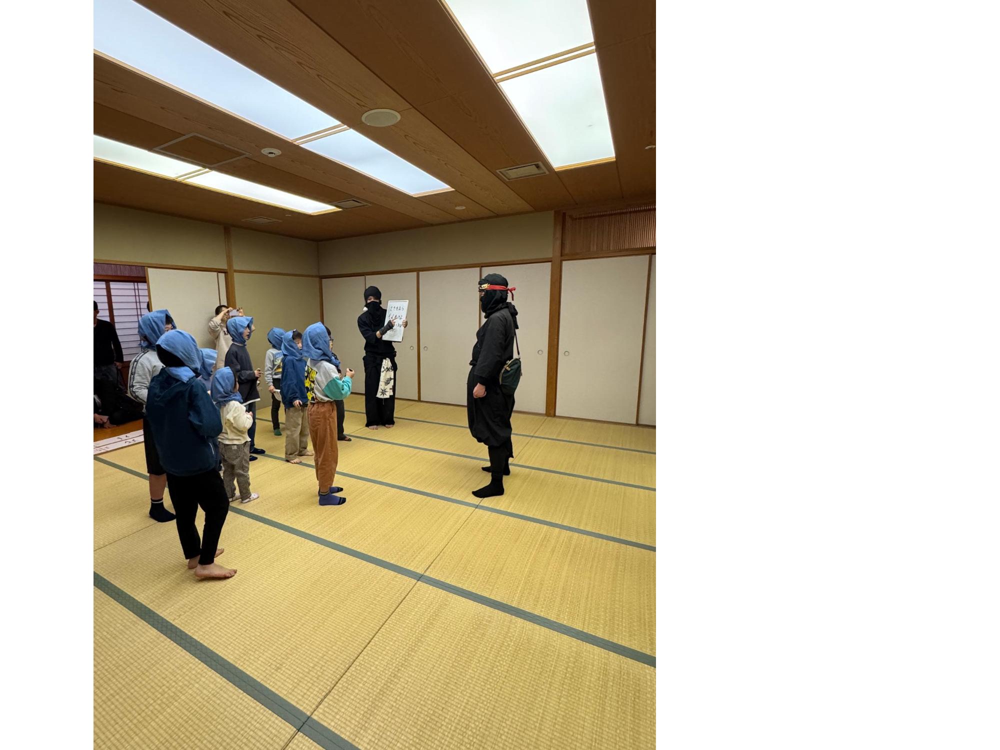 なりきり忍者イベントにて暗号を解読する忍者の先生