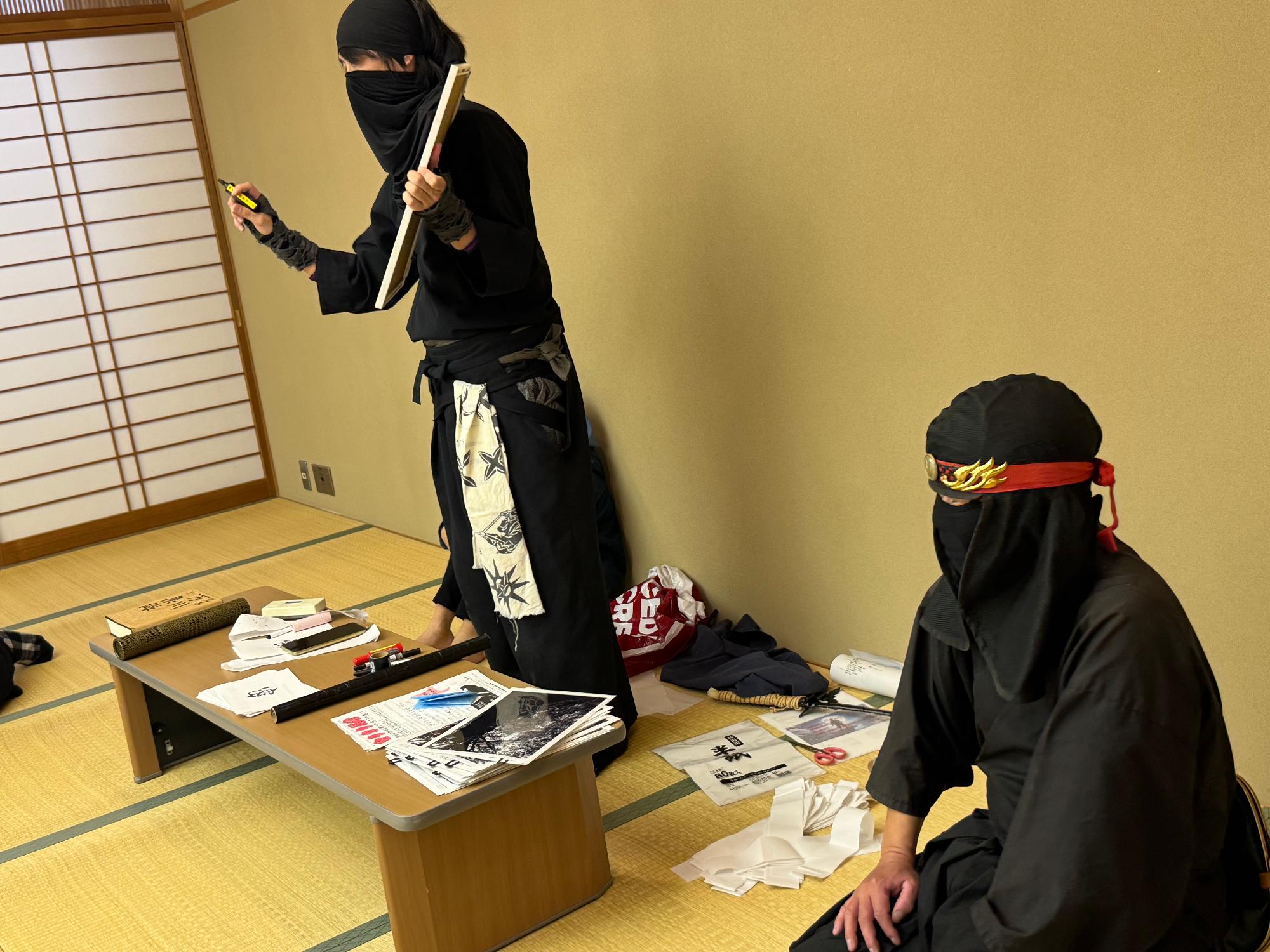 なりきり忍者イベントで巻物のツ売り方をせつめいする忍者