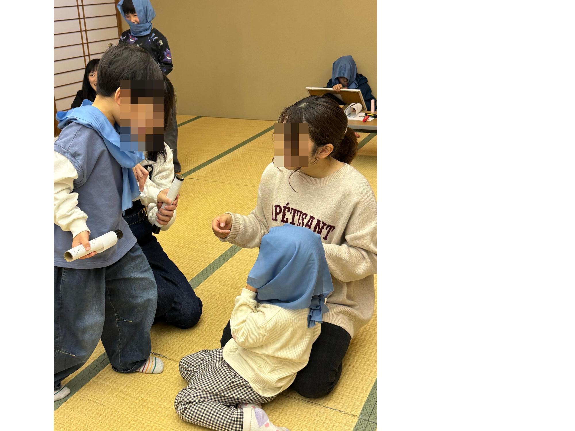 なりきり忍者イベントで巻物をお互いに見せ合うこどもたち