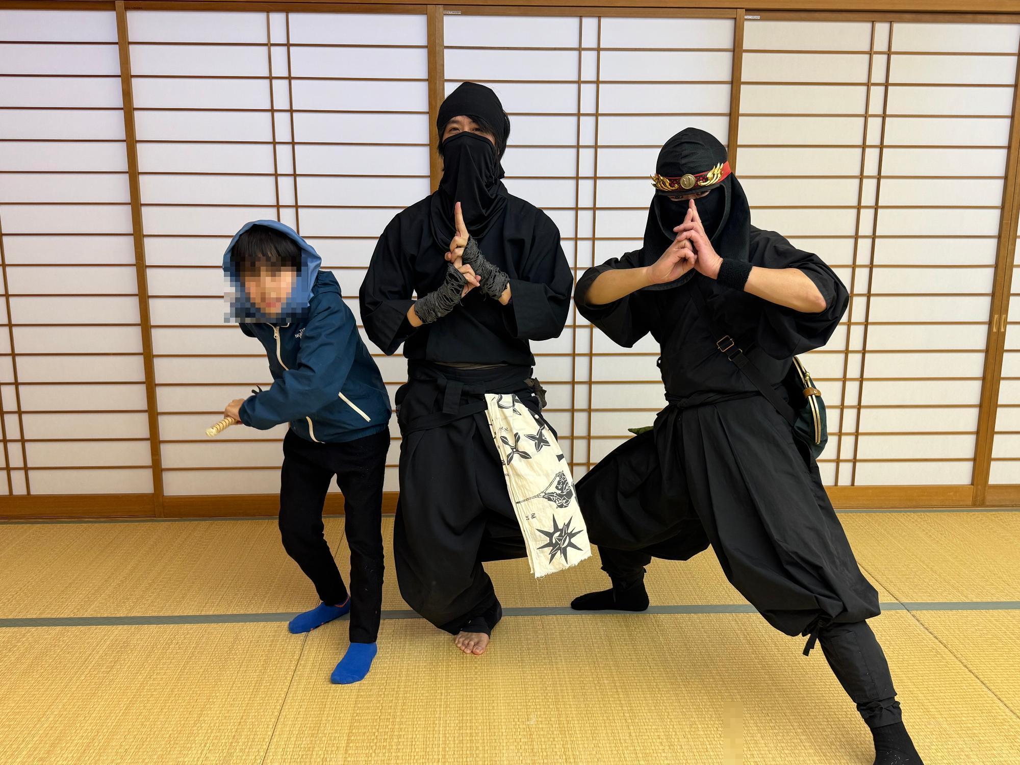 なりきり忍者のイベント参加の子供と忍者2人