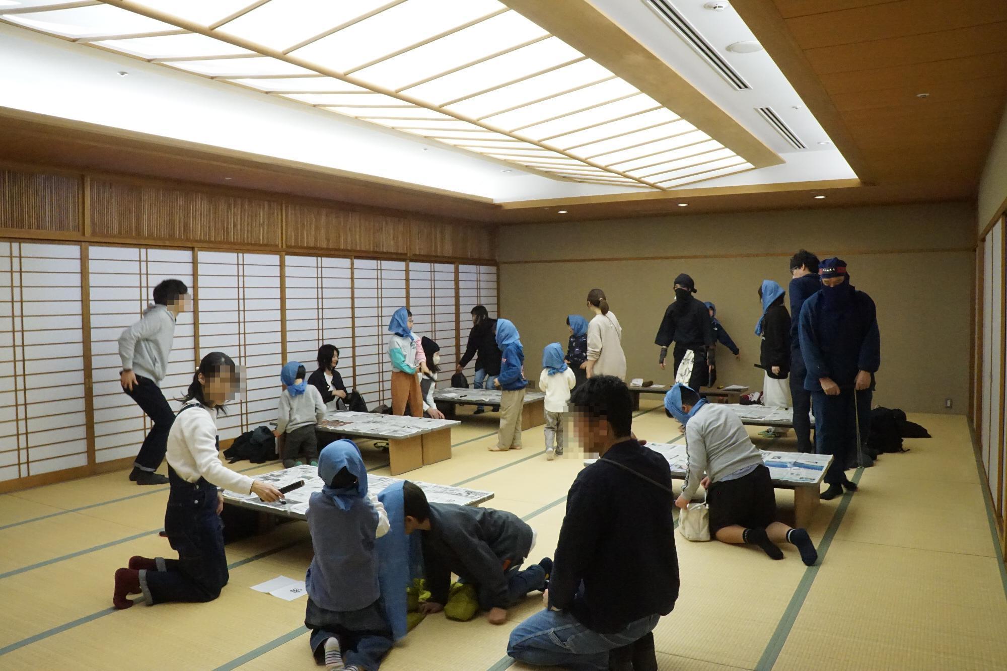 なりきり忍者イベントに参加する家族