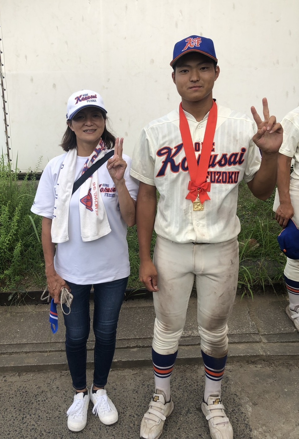 試合後に母親とピースサインで記念撮影をする阪上選手