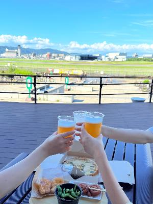 伊丹スカイパークのテラスで乾杯しているところ