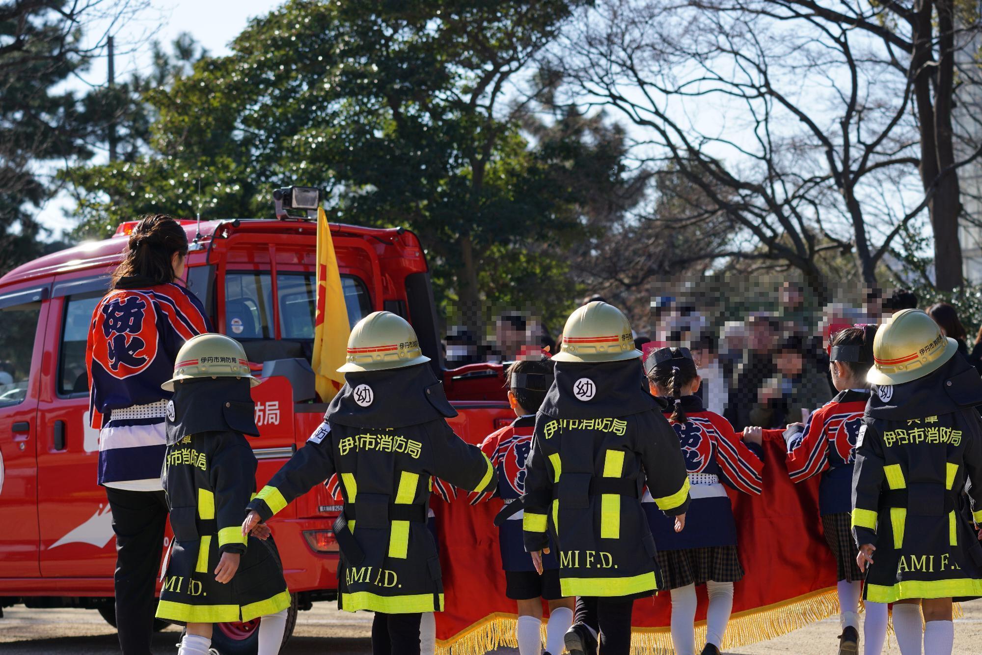 消防出初式幼年消防クラブの行進