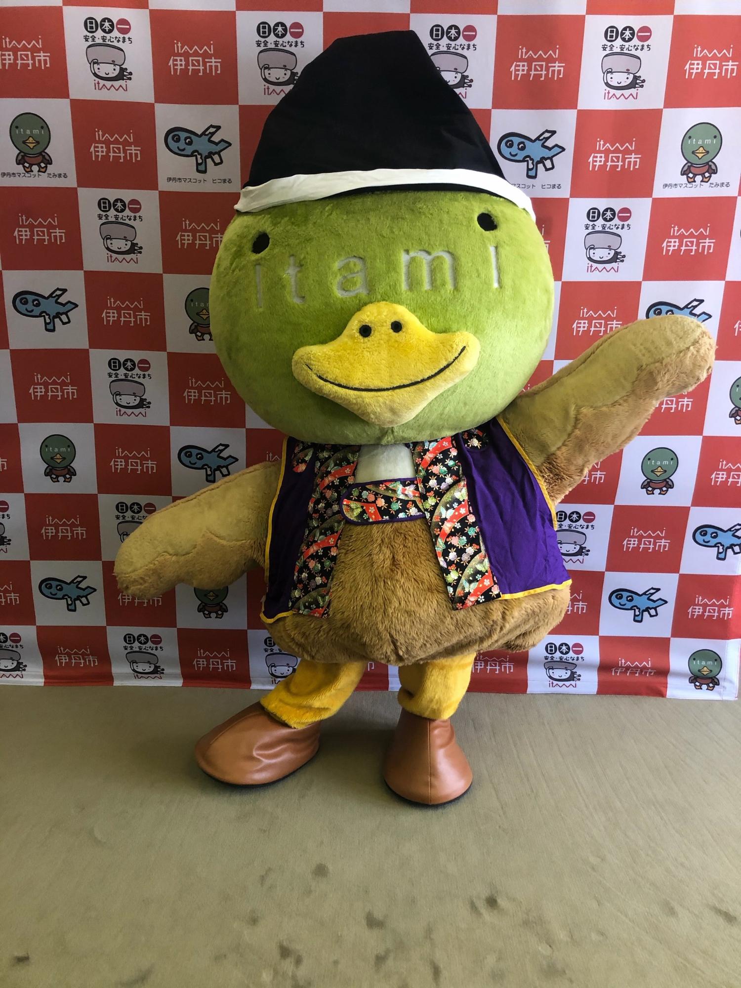 村重風の衣装を着た伊丹市マスコット「たみまる」の着ぐるみ