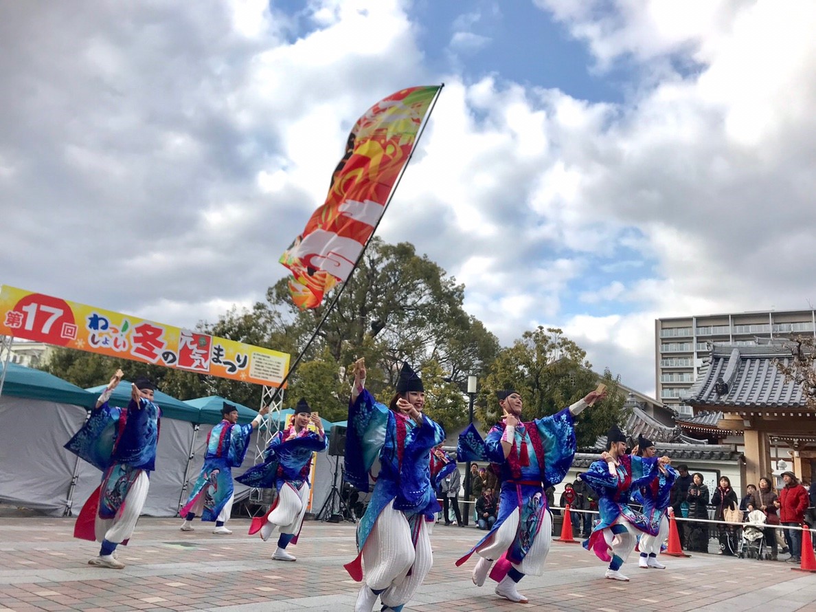 三軒寺前広場で開催された「わっしょい！冬の元気まつり」でダンスグループが踊っている
