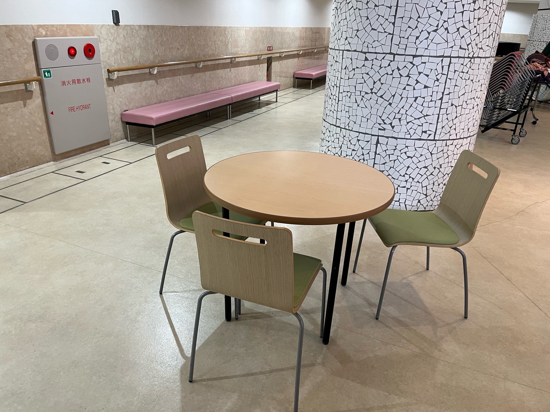 多目的ホール周りテーブル