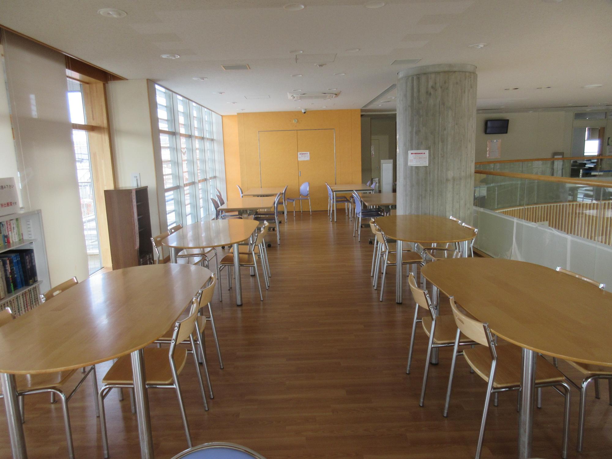 2階フリースペース（西談話）