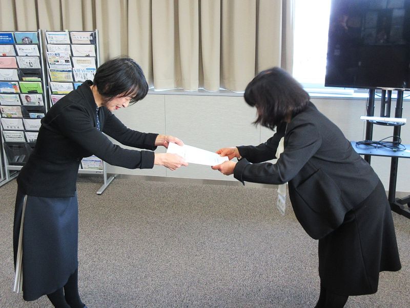 答申を提出する社会教育委員の会会長、受け取る教育長の写真