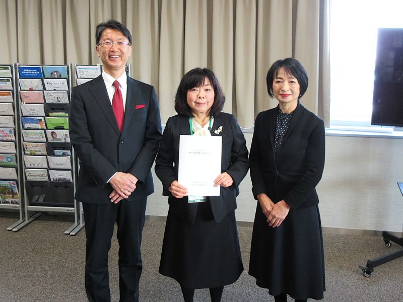 答申を終えた社会教育委員の会会長、副会長、教育長の写真