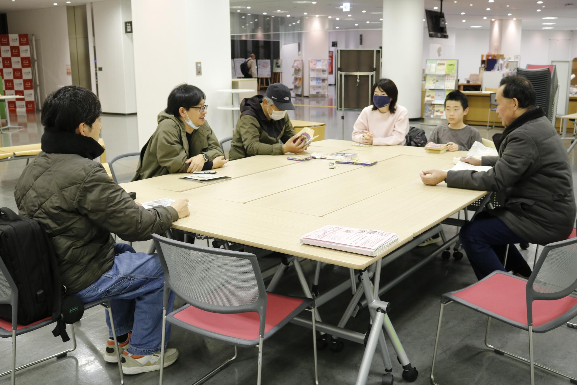 漫画を紹介する様子