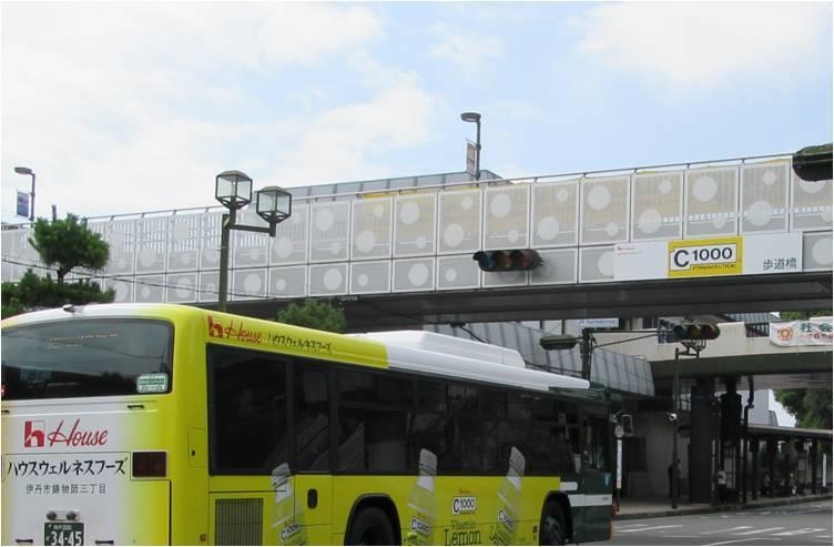 JR伊丹駅東西連絡橋の下をバスが通過している写真