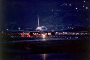 写真： 夜の大阪国際空港（伊丹空港）