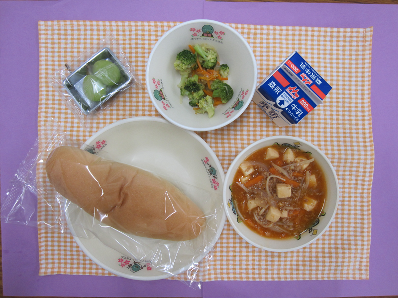 とうふのカクテルソースに、ブロッコリーのちゅうかサラダ、シャインマスカット、コッペパン、ぎゅうにゅう