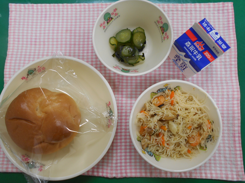 じゅうがつようかやきビーフンきゅうりとわかめのサラダくるくるパンぎゅうにゅう