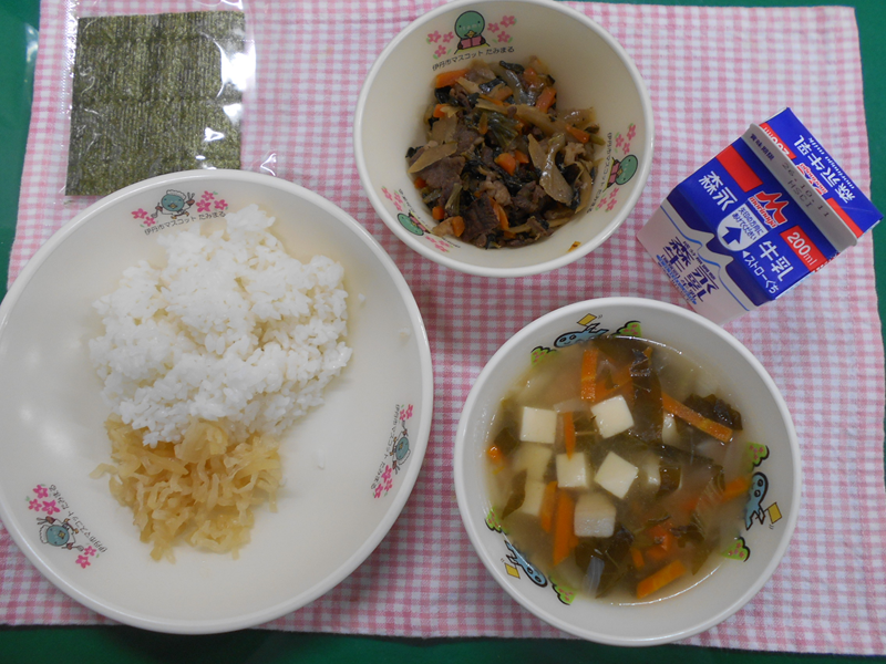 ぎゅうにくのあまからいため、てまきのり、ごはん、たくあんづけ、ちんげんさいのスープ、ぎゅうにゅう じゅうがつふつか