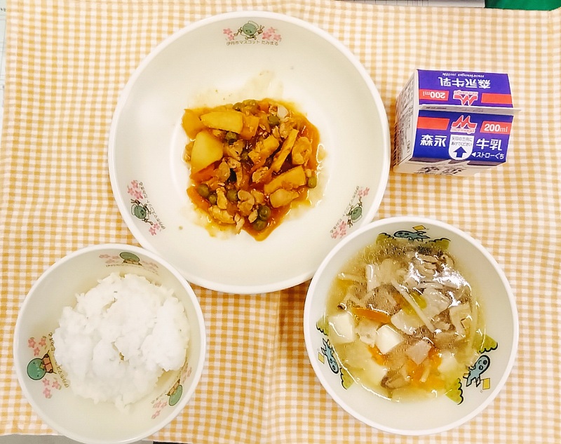 いかと鶏肉のチリソース炒めなど