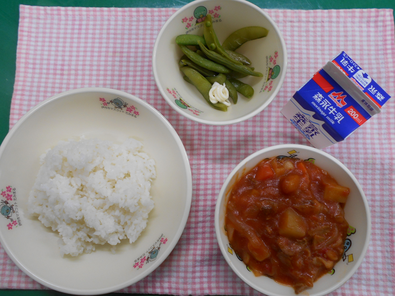 こめこのポークハヤシ、スナップエンドウのボイル、マヨネーズ、ごはん、ぎゅうにゅう じゅうがつむいか