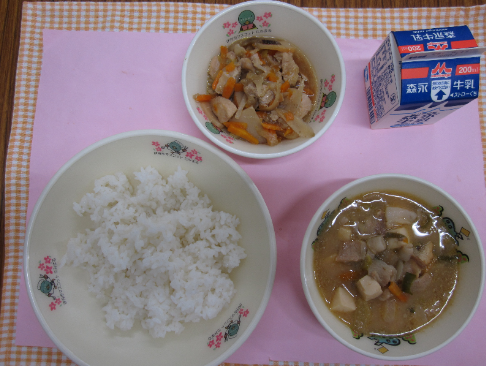 さつまじる とりどんぶりのぐ ごはん ぎゅうにゅう くがつついたち