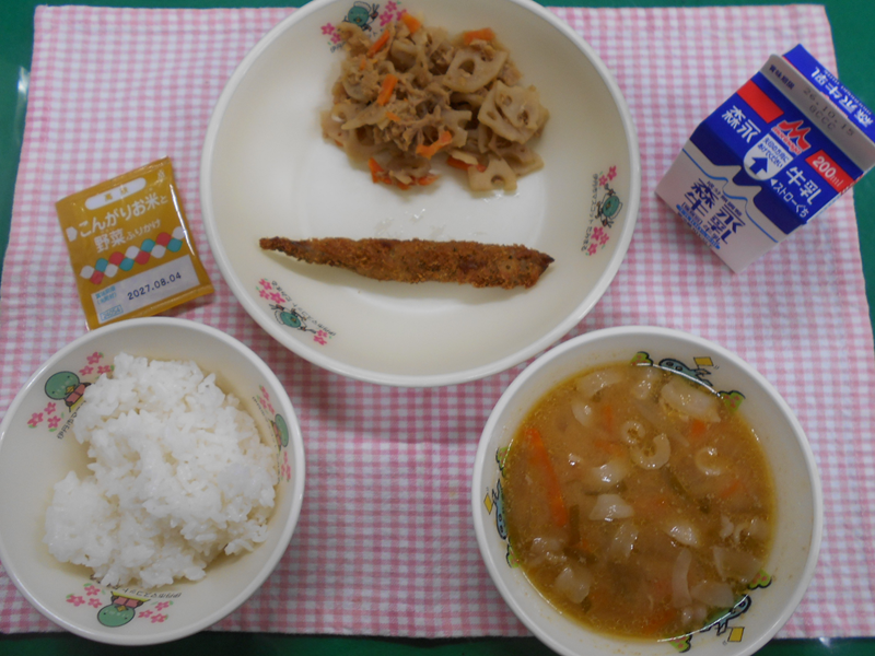 ししゃものいそべフライ、れんこんのきんぴら、さつまじる、ごはん、ふりかけ、ぎゅうにゅう じゅうがつむいか