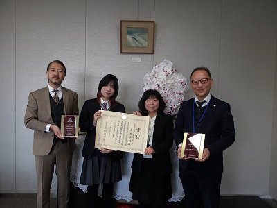 阪神昆陽高等学校の嘉納さん、桑田校長、江草先生、太田教育長の記念撮影の様子です