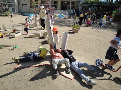 自作の望遠鏡で空を眺める4歳児