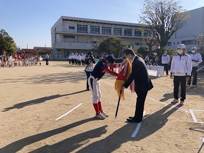 優勝旗返還の様子