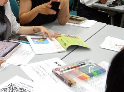 教科書等を見ながら、小中一貫教育について話し合っています。