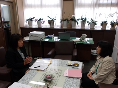 天王寺川中学校長と教育長が懇談しています。