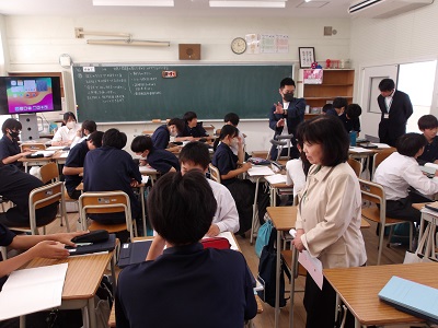 教育長が授業の様子を見学しています。